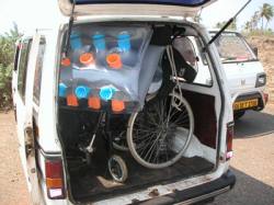 Bagageluckan p en minibuss, fullpackad med rullstol och luftmadrass.
